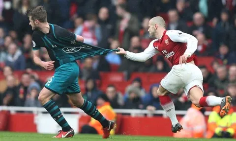 Chơi tiểu xảo, Wilshere khiến HLV đối thủ nổi giận đùng đùng