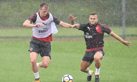 Wilshere tái xuất, Arsenal tập luyện dưới cơn mưa rào