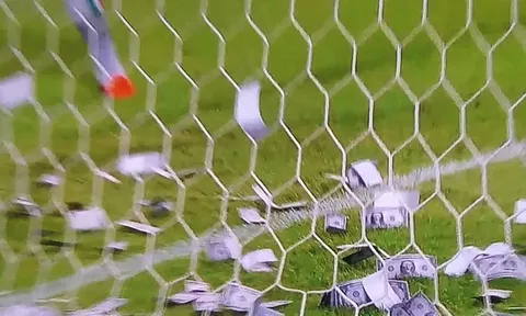 Xả giận, CĐV Italia ném tiền thẳng vào mặt Donnarumma