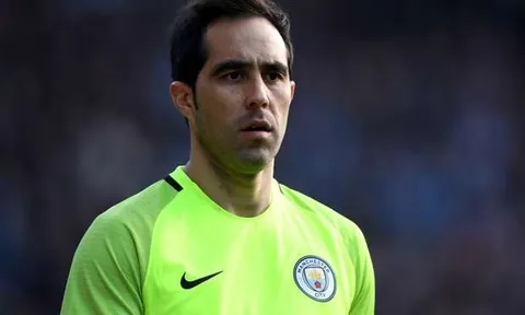 XÁC NHẬN: Claudio Bravo nghỉ hết mùa