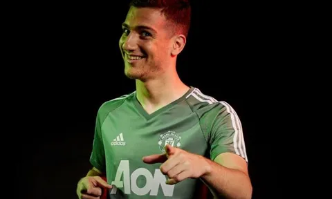 XÁC NHẬN: Đồng đội vô tình để lộ số áo tân binh Man Utd