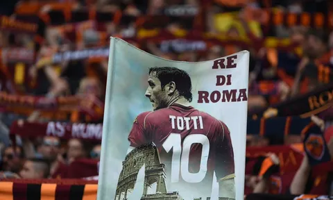 XÁC NHẬN: Hoàng đế Totti thoái vị