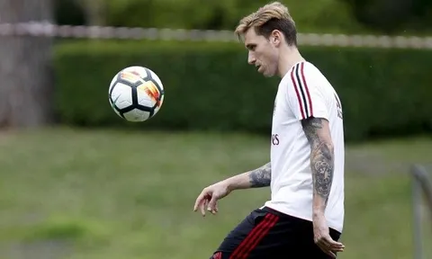 XÁC NHẬN: Tân binh AC Milan "ngồi chơi xơi nước" một tháng