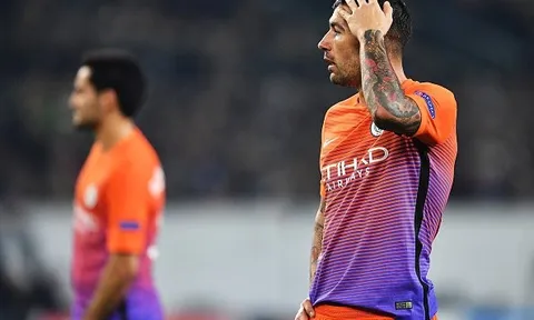 XÁC NHẬN: Guardiola "đau đớn" nhìn Kolarov ra đi