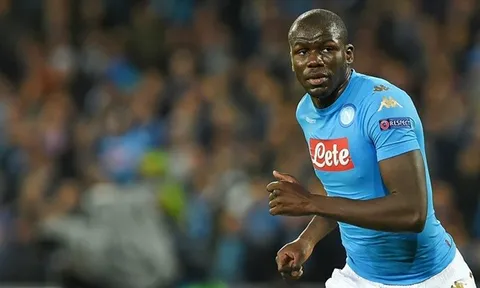 XÁC NHẬN: Napoli "chào giá" siêu trung vệ cho M.U
