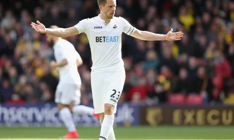 XÁC NHẬN: Swansea sắp bán Gylfi Sigurdsson, giá kỷ lục