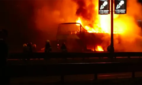 Xe buýt chở nhà vô địch Serbia cháy rụi trong buổi lễ ăn mừng