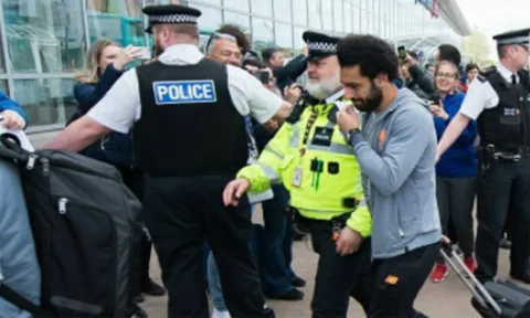 XONG! Cảnh sát Liverpool chính thức "hỏi thăm" Salah