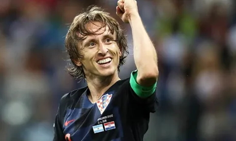 XONG! Luka Modric trở về Tây Ban Nha, nhưng để xin phép được ra đi