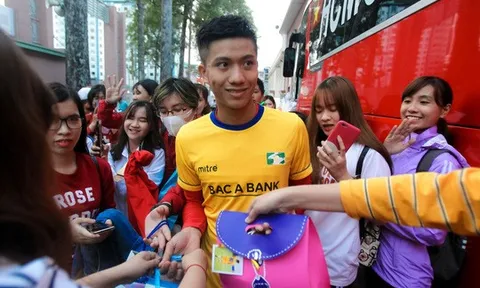 CĐV nữ vây kín sao U23 Việt Nam ở sân Thống Nhất