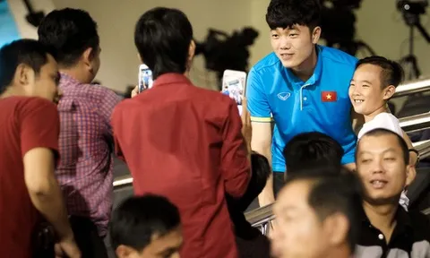 Fan vây kín Xuân Trường trên khán đài sau trận thắng 4-0