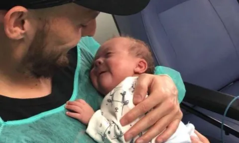 Xúc động với hình ảnh David Silva ôm con nhỏ mừng ngôi vô địch