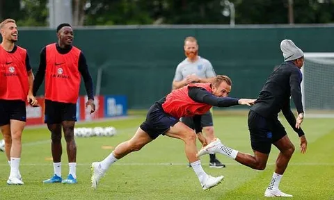 Young, Lingard khiến Harry Kane hụt hơi trên sân tập tuyển Anh