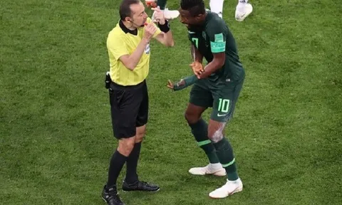 HLV Nigeria bức xúc: 'Chúng tôi chơi hay nhưng thua vì trọng tài, có uẩn khúc gì ở đây?'
