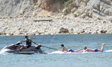Zidane 'quẩy' tưng bừng cùng gia đình ở Ibiza