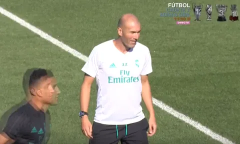 Zidane vui vẻ vào sân 'đá ma' với các cầu thủ Real