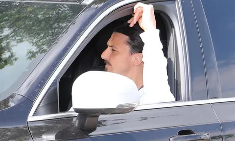 Ibra vẫn lưu lại Man Utd dù đã hết hợp đồng
