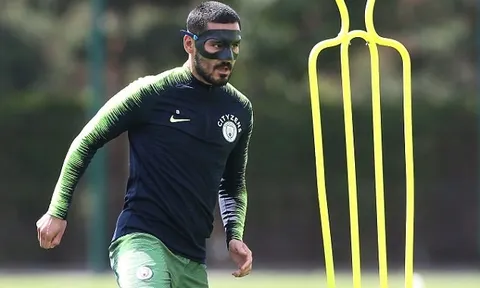 'Zorro' xuất hiện trên sân tập Man City trước đại chiến Chelsea