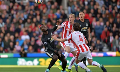 03h00 ngày 16/01, Man United vs Stoke City: Nhận quà từ 'kẻ thù'?