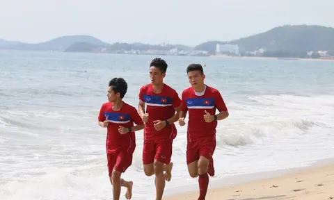 U20 Việt Nam đổ mồ hôi trên bãi biển Nha Trang