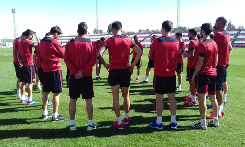 Chùm ảnh: Sevilla chuẩn bị cho chuyến hành quân đến hang Cáo