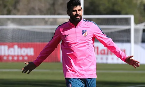 Diego Costa "phơi phới" với hồng cánh sen