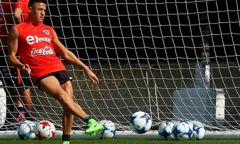 Sanchez 'trêu ngươi' Arsenal khi nén đau tập luyện cùng Chile