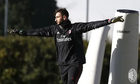 Donnarumma "tung cánh" trên sân tập