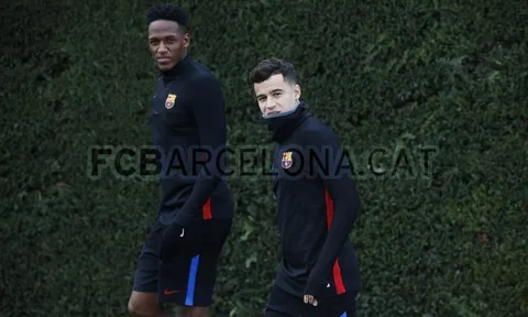 Rakitic "ghẹo" Pique trên sân tập