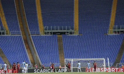 1.000 CĐV của Roma tới sân tập, nhưng Olimpico vẫn vắng người