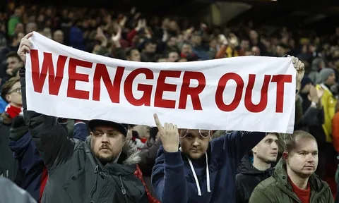 Chùm ảnh: CĐV đòi sa thải Wenger, Arsenal thua tâm phục khẩu phục