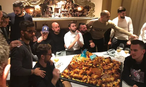 Sao Napoli rủ nhau ăn bánh 'núi lửa' trước đại chiến với Lazio