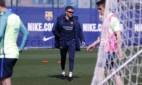 Chùm ảnh: Enrique vừa tuyên bố ra đi, Messi cũng mất dạng trên sân tập