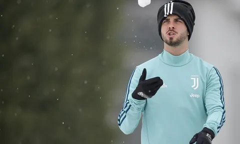 Sao Juventus an ủi Napoli sau thất bại tại Europa League