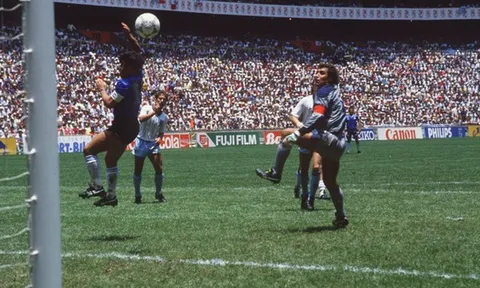 Maradona tuyên chiến với VAR để bảo vệ "bàn tay của Chúa"
