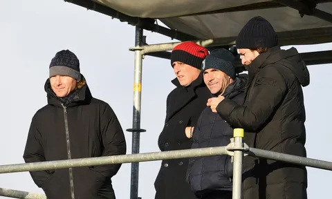 Nedved và Puyol rủ nhau làm CĐV tuyển trẻ