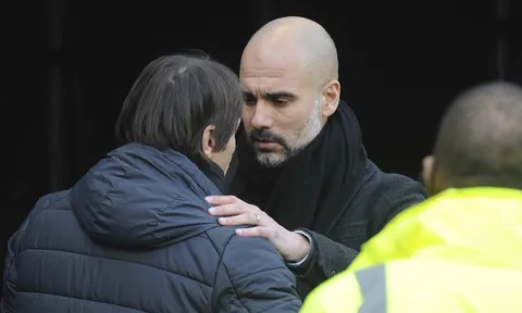 Guardiola an ủi Conte sau cái chết của đội trưởng Fiorentina