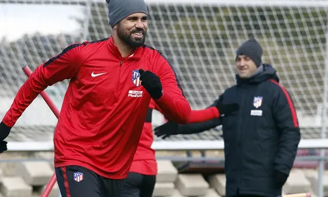 Diego Costa cười "e thẹn" trên sân tập