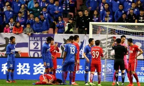 2 đồng đội của Tevez bị trừng phạt nghiêm khắc