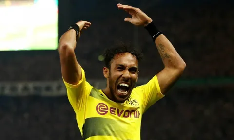 Bố Aubameyang nổi đóa vì con trai bị gọi là "khỉ"