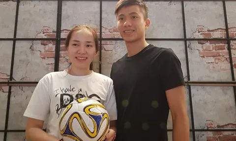 Đức "cọt" - Sao U23 Việt Nam bình dị trong lòng Fan tại quán trà sữa