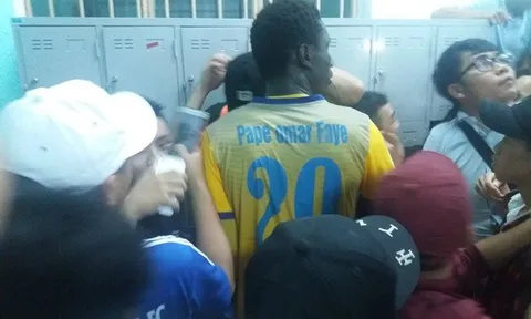 Omar lấy thân che chở cho Tiến Dũng thoát khỏi vòng vây fans Quảng Nam