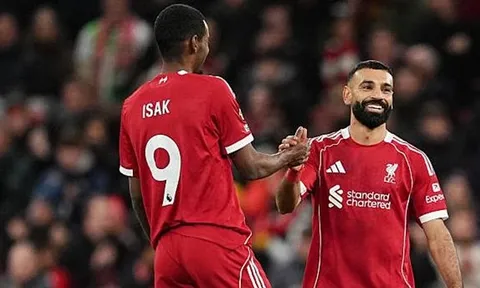 Slot hé lộ lý do chọn Isak thay thế Salah