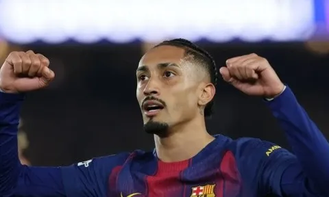 Raphinha từ chối mức lương 30 triệu euro để ở lại Barcelona