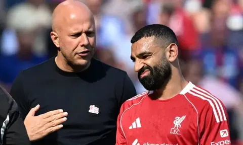 Salah ví mình là hậu vệ phải để mỉa mai Arne Slot
