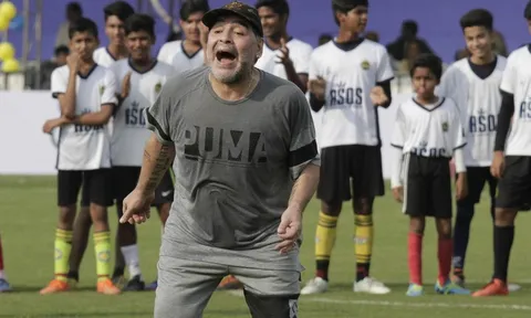 Maradona chỉ xem Montella như... 'đồ điên'