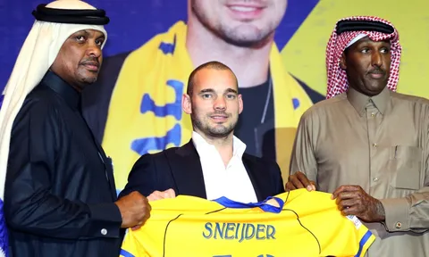 Sneijder gượng cười trong ngày sang Qatar thi đấu