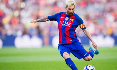 Cuộc đua đến Chiếc giày vàng: Messi cho Ronaldo hít khói