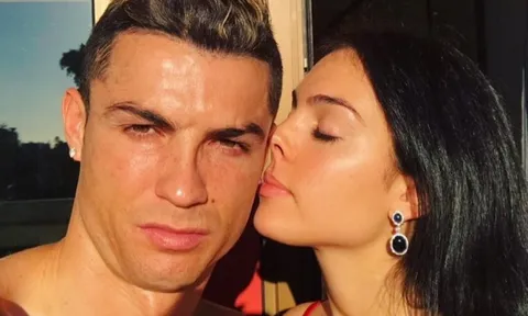 Người yêu khoe ảnh an ủi Ronaldo sau chấn thương