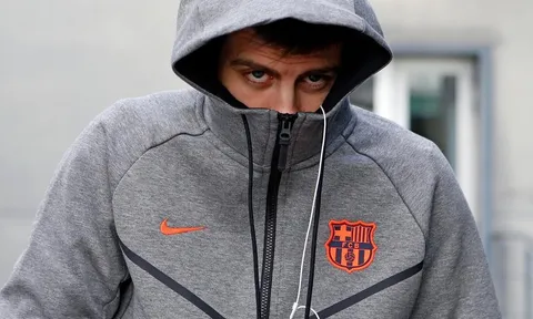 Pique trùm kín mít như 'đại ca Trung Đông' hù dọa fan